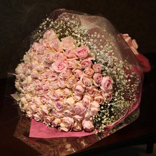 19本ピンクバラブーケ　ピンクキラキラ付き❣️お祝い プレゼント お祝い ラメ付き Amazon | キラキララメ付きピンクローズ 100本とキラキラ白い